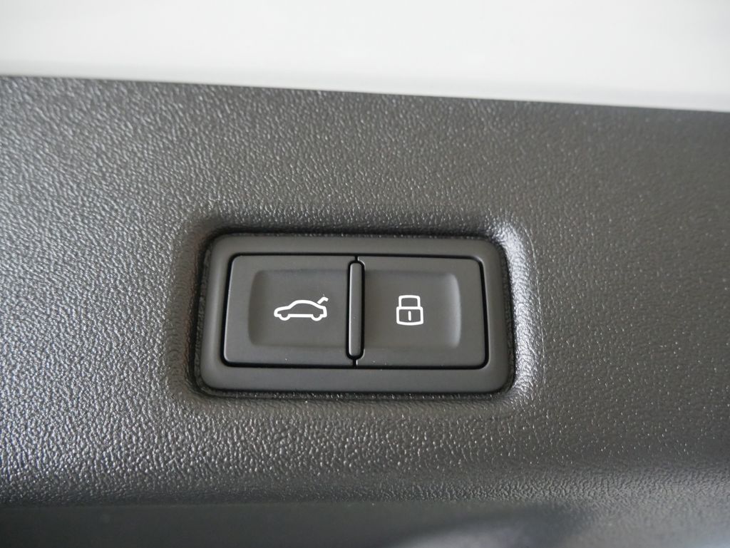 Thumbnail: 2026 Audi SQ5 - 20