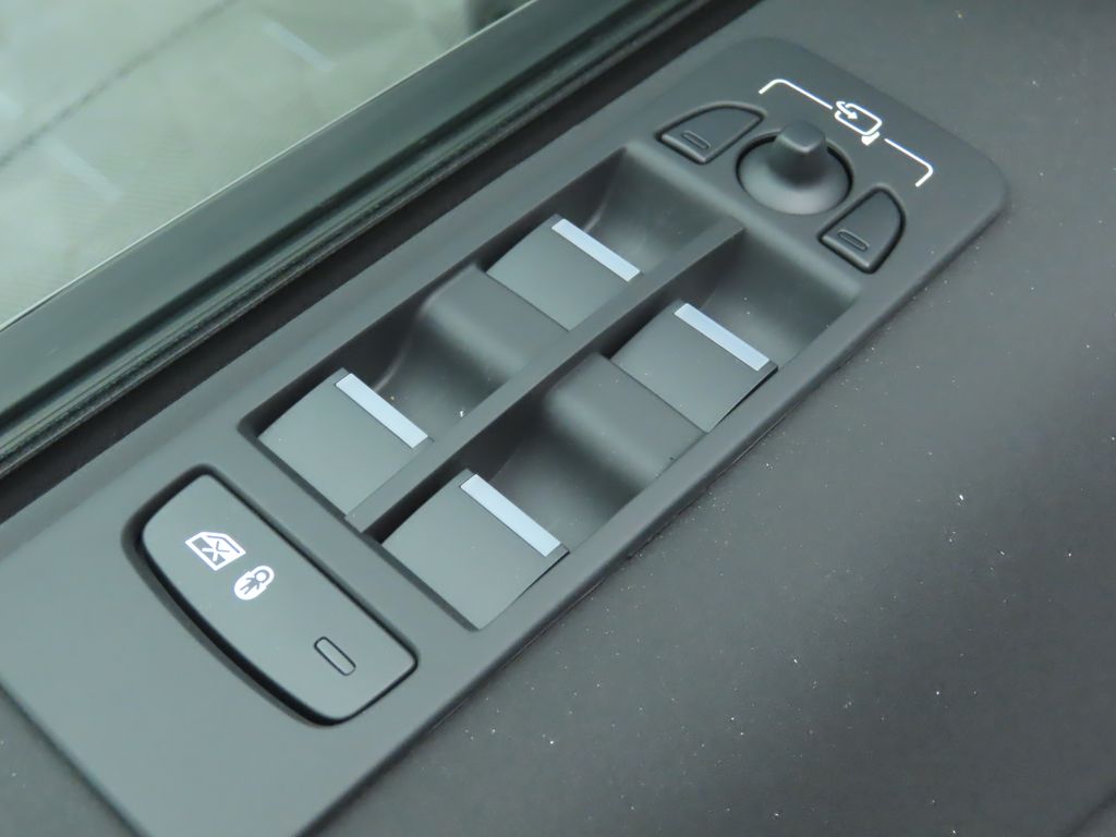 Thumbnail: 2025 Land Rover Discovery Sport - 24