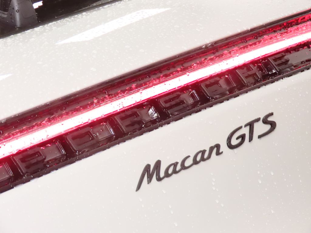 Thumbnail: 2026 Porsche Macan - 12