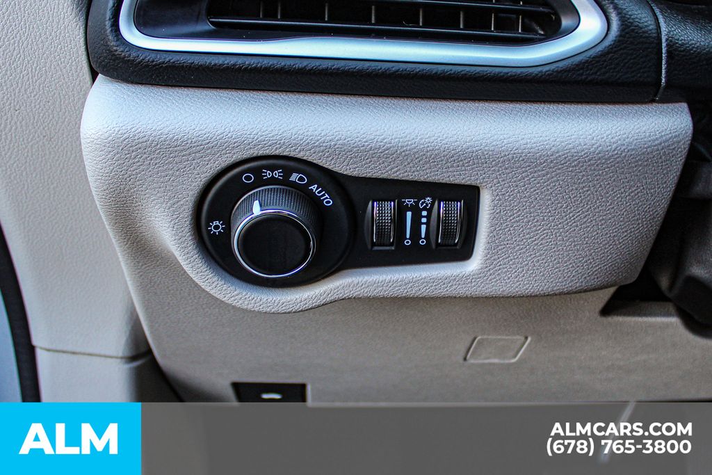 Used 2023 Silver Chrysler LX image 34