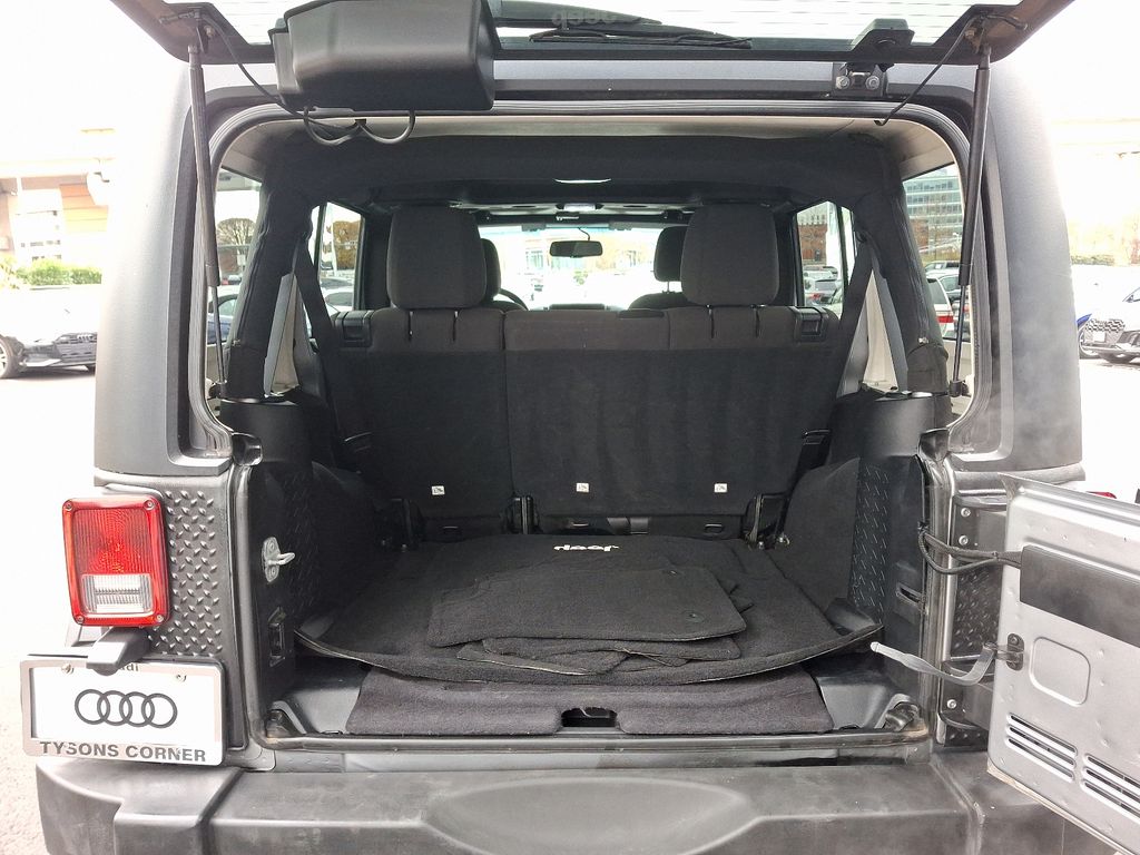 2014 Jeep Wrangler Unlimited Sport 24