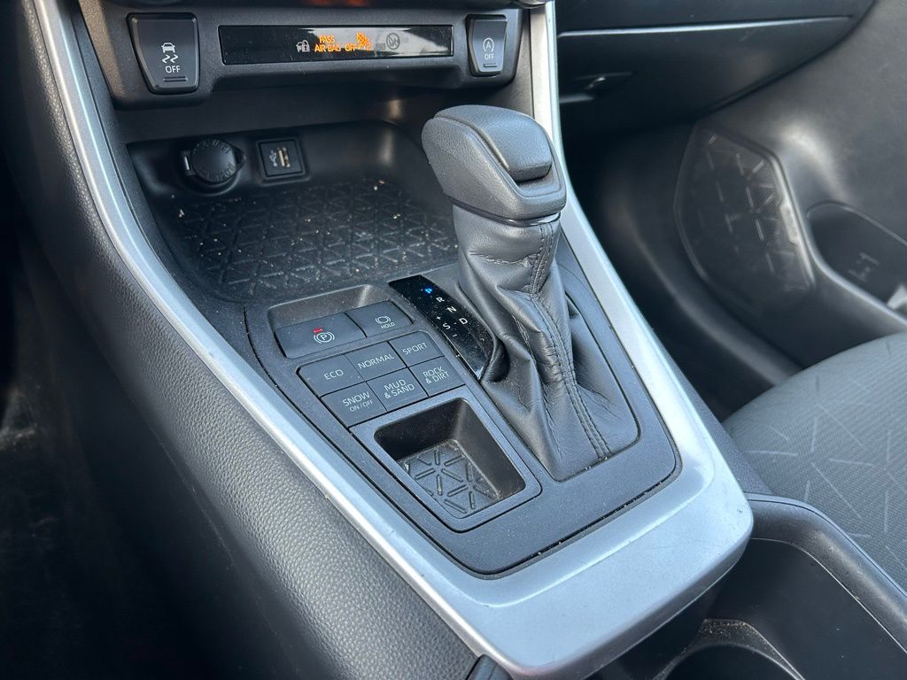 2024 Toyota RAV4 XLE 27