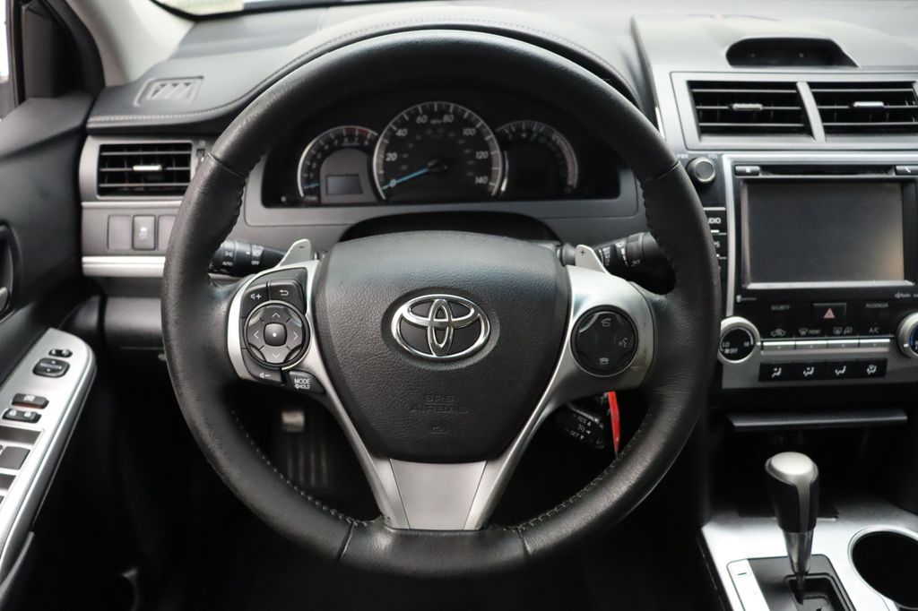 2014 Toyota Camry SE 23