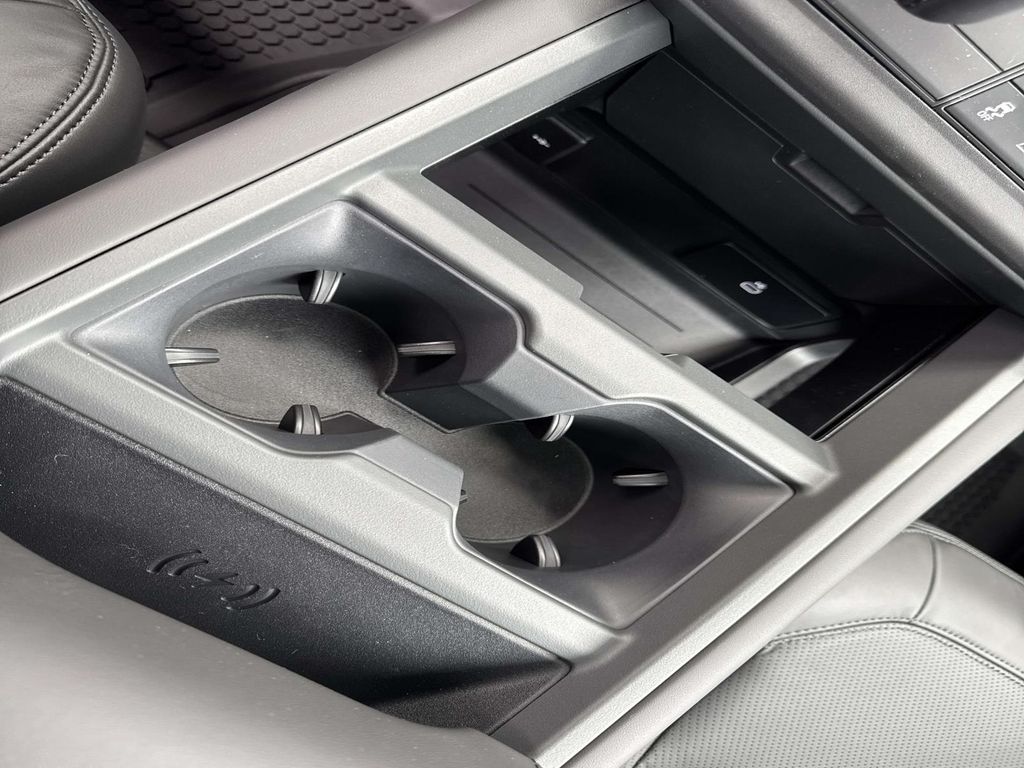 New 2026 Black Land Rover X-Dynamic SE image 26