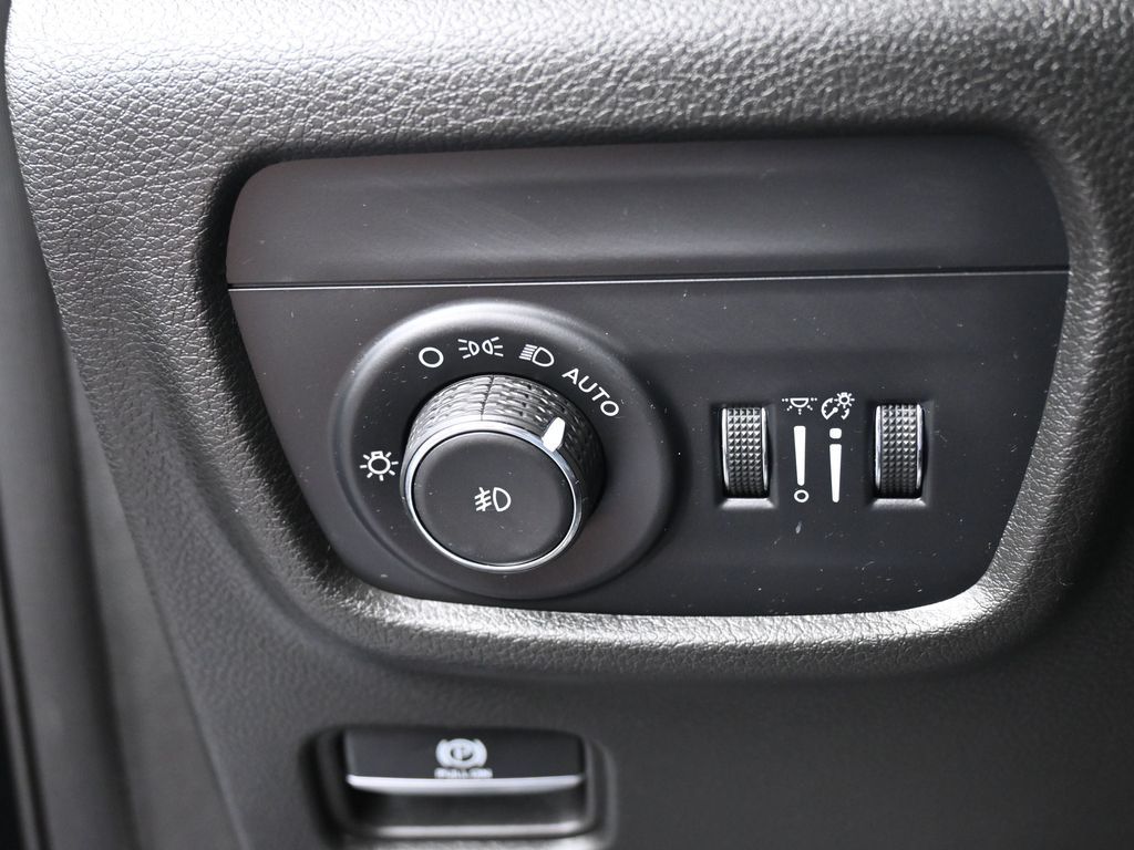 Used 2023 Diamond Black Crystal Pearlcoat Jeep Limited image 33