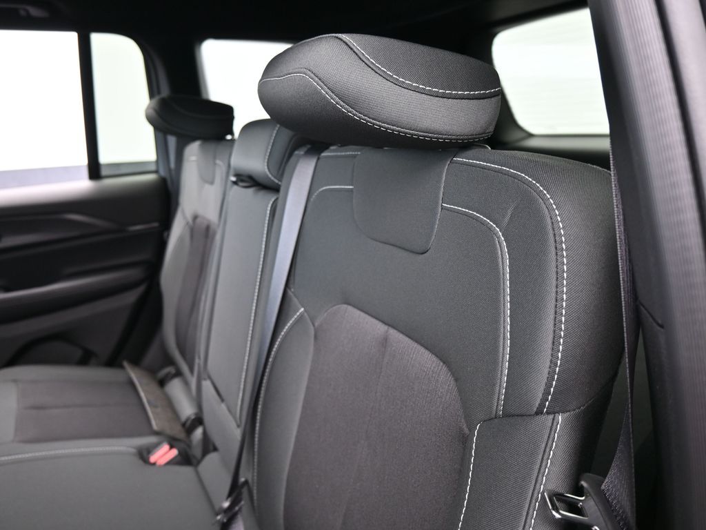 New 2026 Diamond Black Crystal Pearlcoat Jeep Laredo X image 29