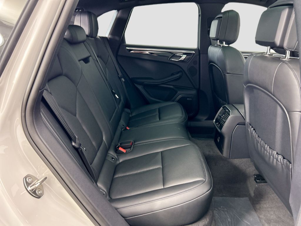 Thumbnail: 2026 Porsche Macan - 23