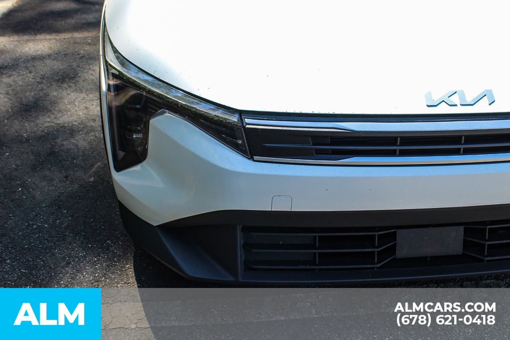 Used 2025 White Kia LXS image 11