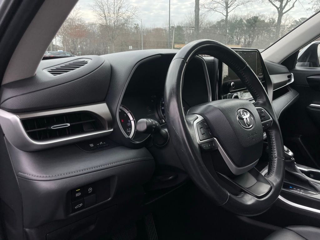 Thumbnail: 2023 Toyota Highlander - 28