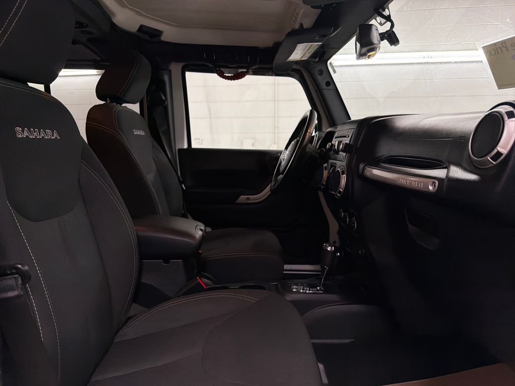 Used 2018 White Jeep Unlimited Sahara image 25