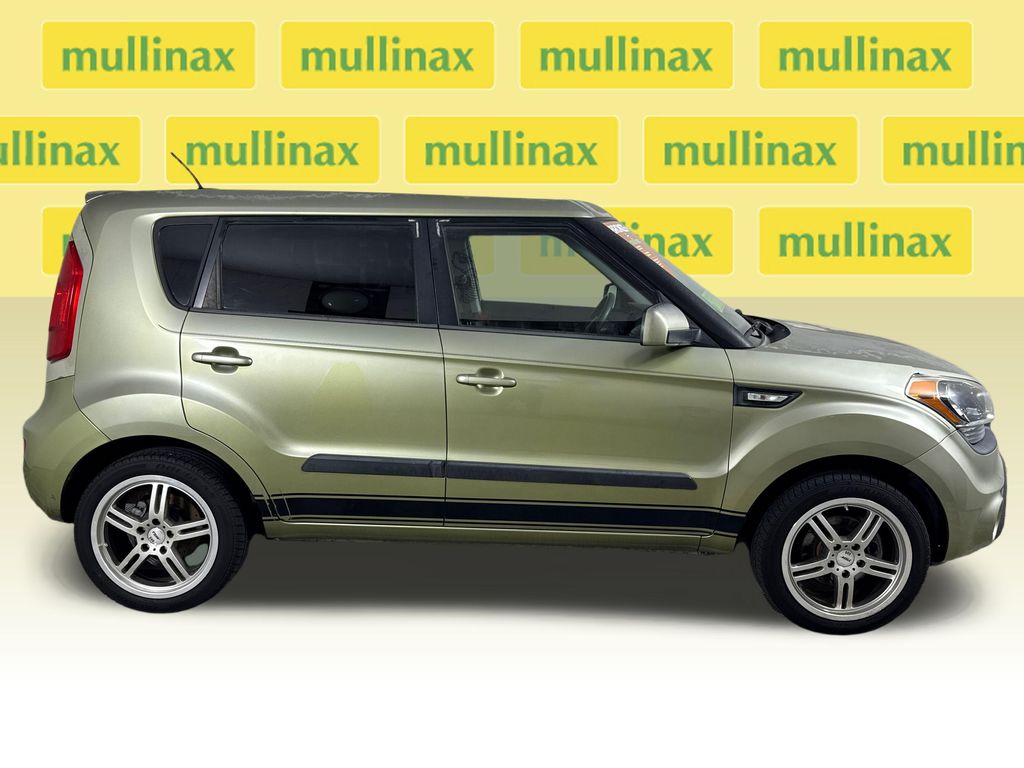 Used 2012 Green Kia Base image 3
