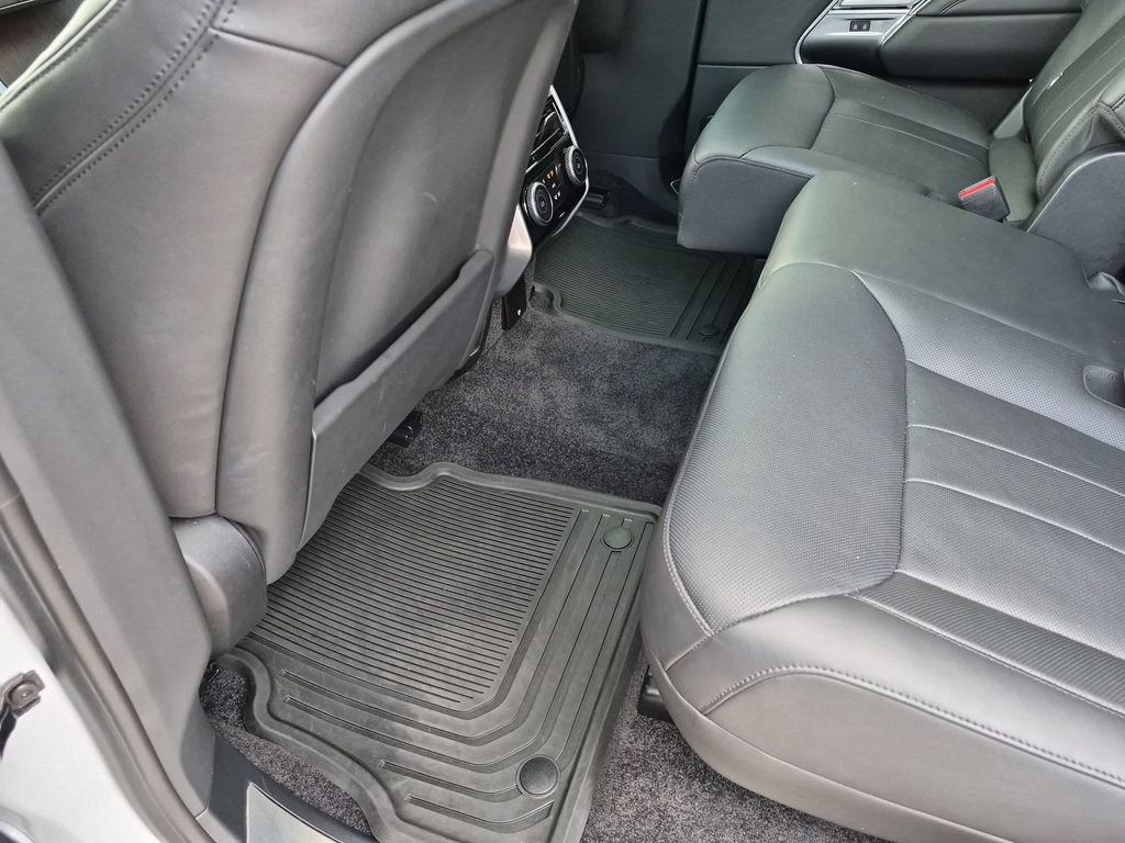 Used 2024 White Land Rover SE image 32