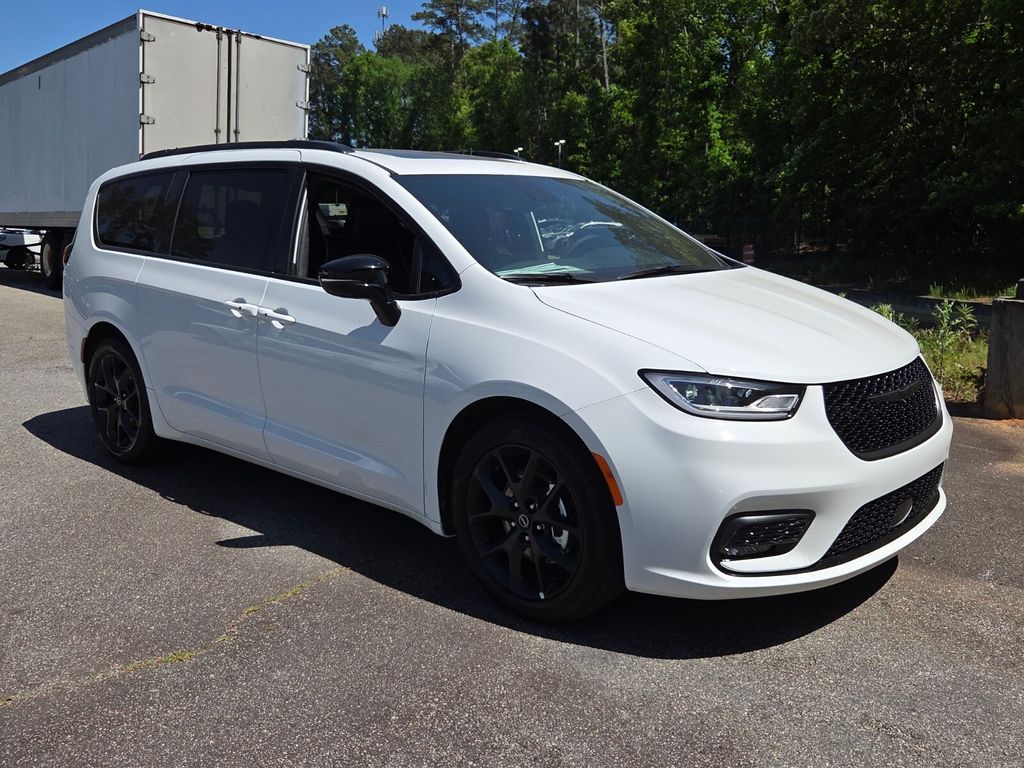 2026 Chrysler Pacifica Limited's photo