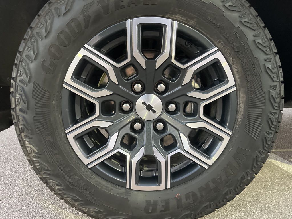 Thumbnail: 2023 Chevrolet Colorado - 11