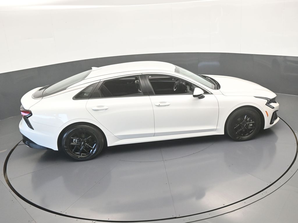 New 2025 Snow White Pearl Kia LXS image 46