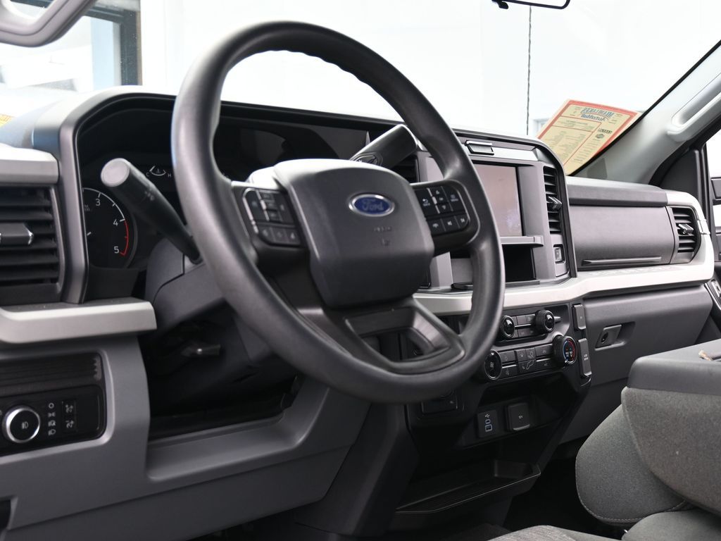 Used 2025 Oxford White Ford XLT image 12