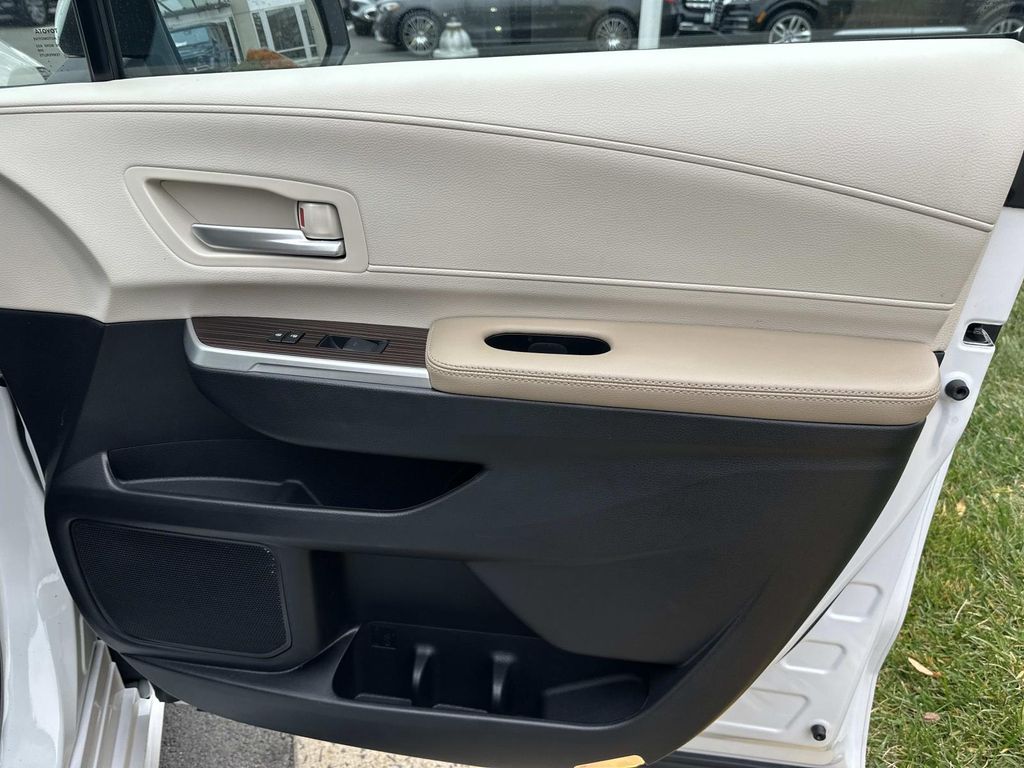 Thumbnail: 2024 Toyota Sienna - 19