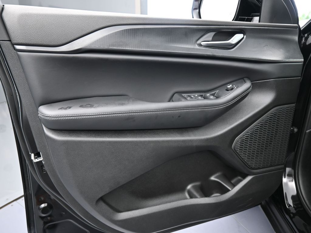 New 2025 Diamond Black Crystal Pearlcoat Jeep Laredo image 16