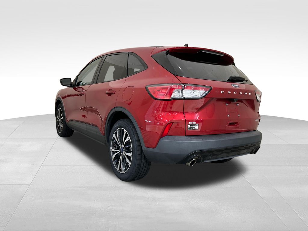 Used 2021 Red Ford SE image 3