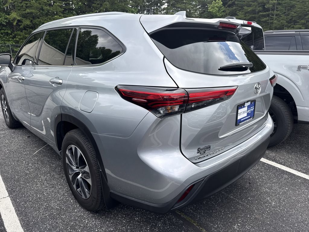2022 Celestial Silver Metallic Toyota Highlander XLE AWD SUV