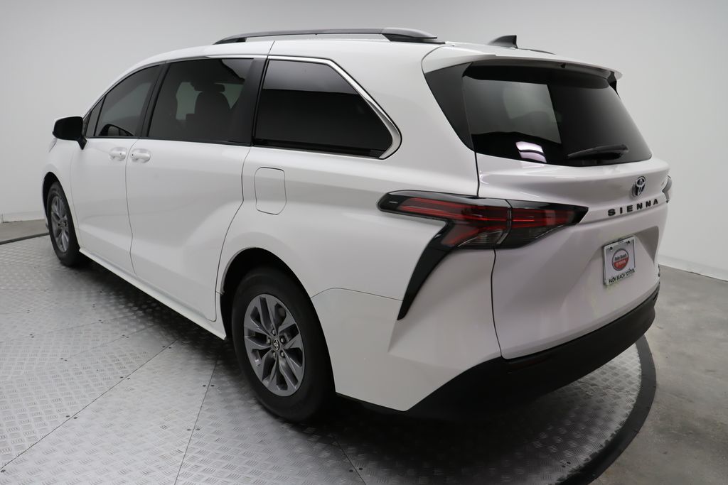 2022 Toyota Sienna LE 11