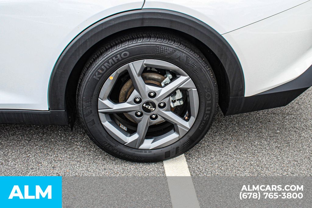 Used 2025 White Kia LXS image 16