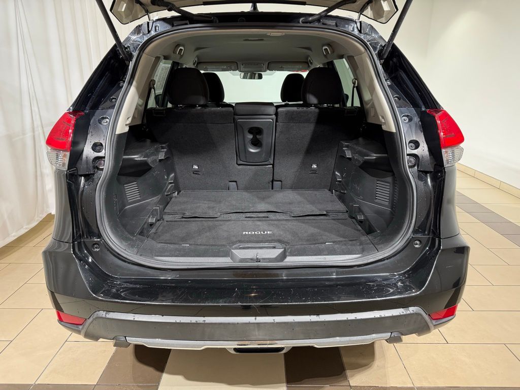 2017 Nissan Rogue SV 11