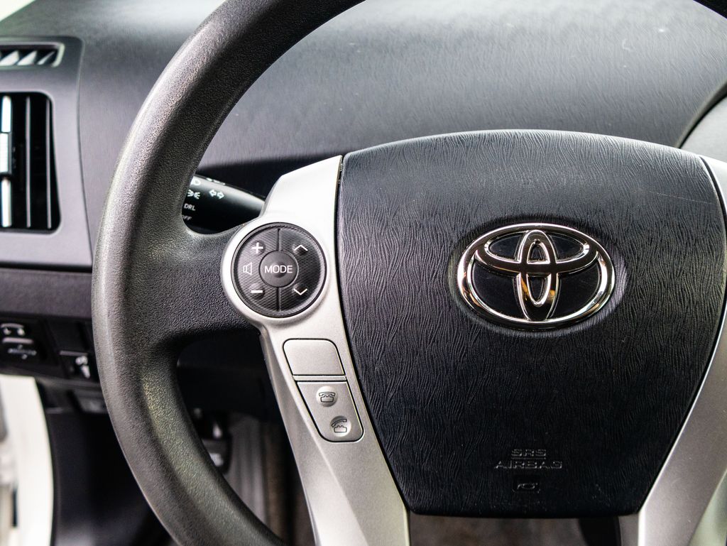 Used 2015 White Toyota Two image 37