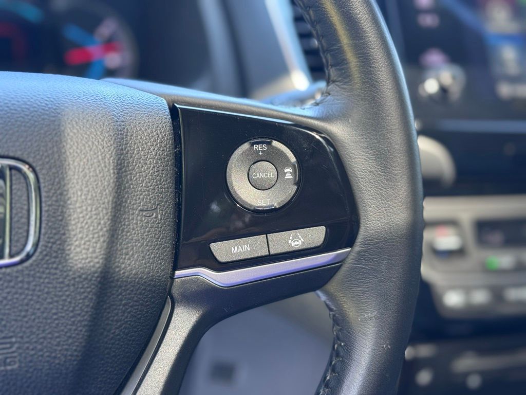 2020 Honda Pilot Touring w/Rear Captain's Chairs