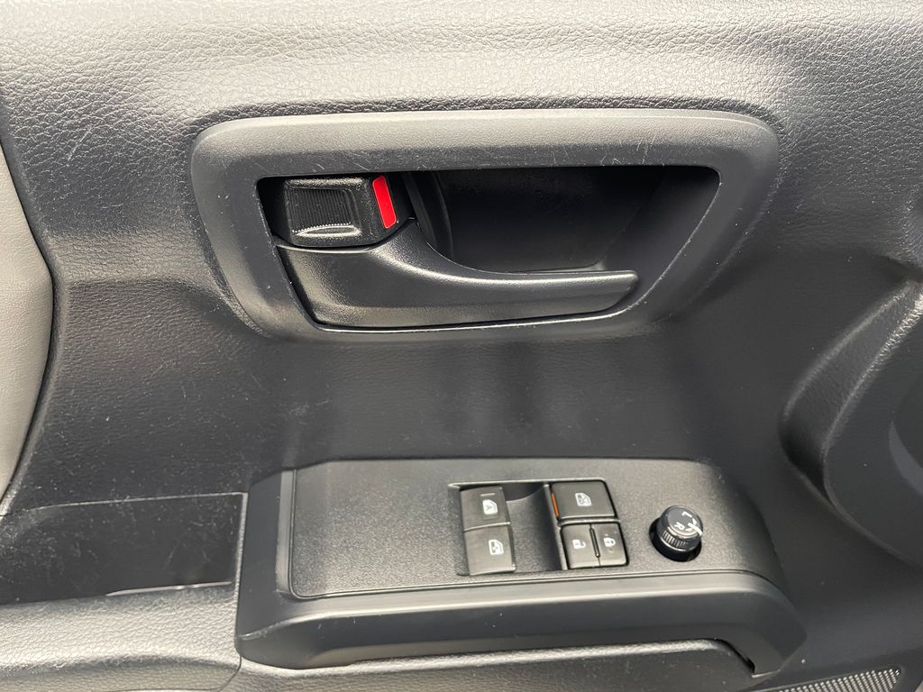 Thumbnail: 2019 Toyota Tacoma - 10