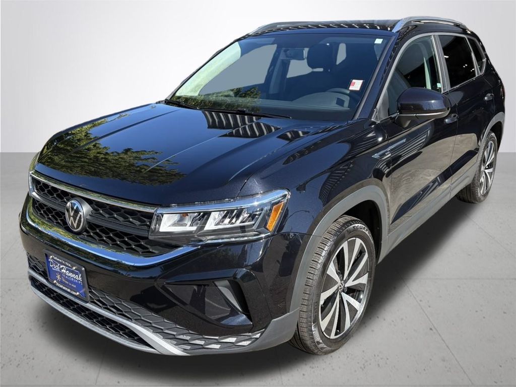 2022 Volkswagen Taos SE photo 2