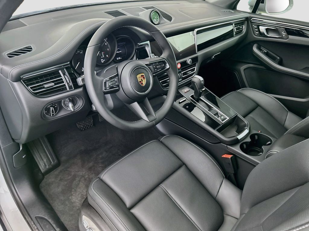 Thumbnail: 2026 Porsche Macan - 4
