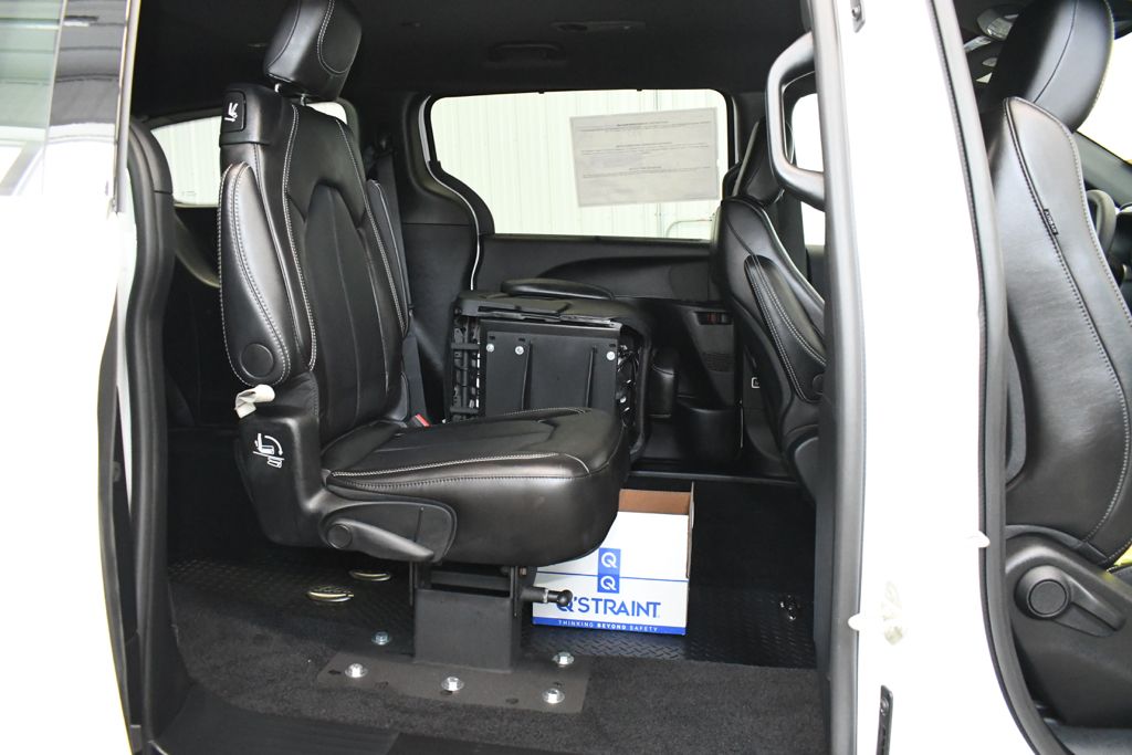 Used 2026 White Chrysler Select image 28