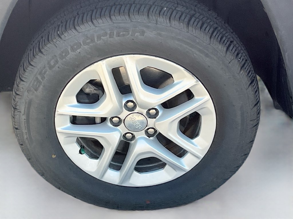 Used 2018 Red Jeep Sport image 10