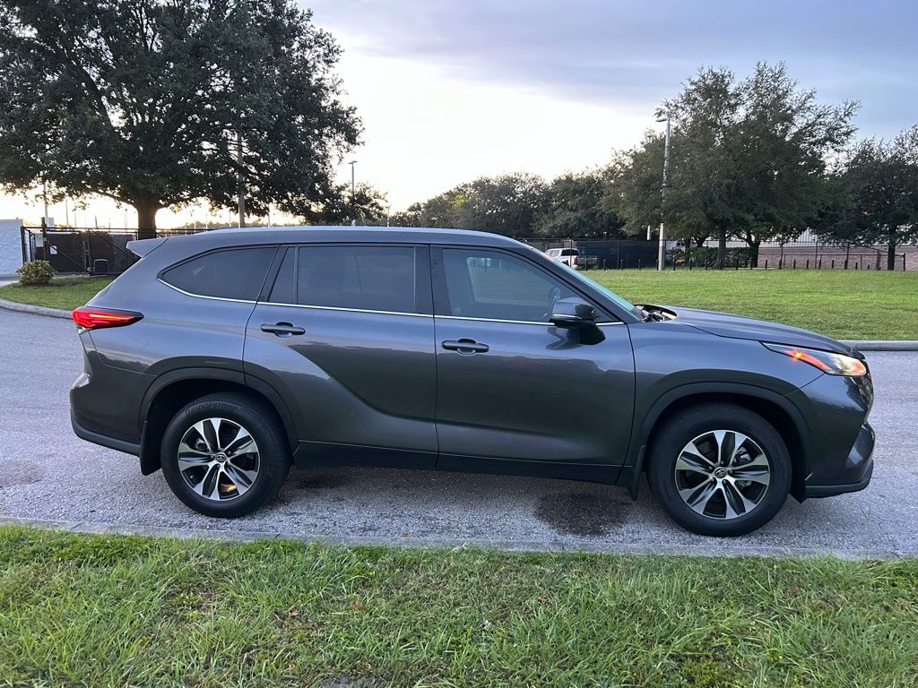 Thumbnail: 2022 Toyota Highlander - 6