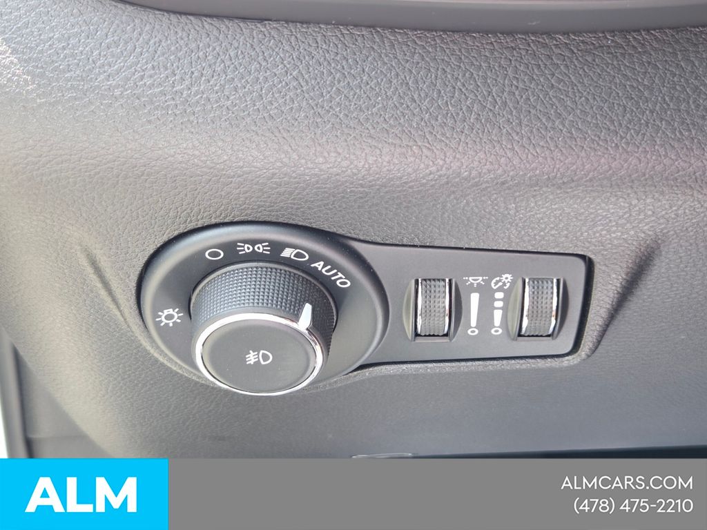 Used 2025 White Jeep Limited image 27