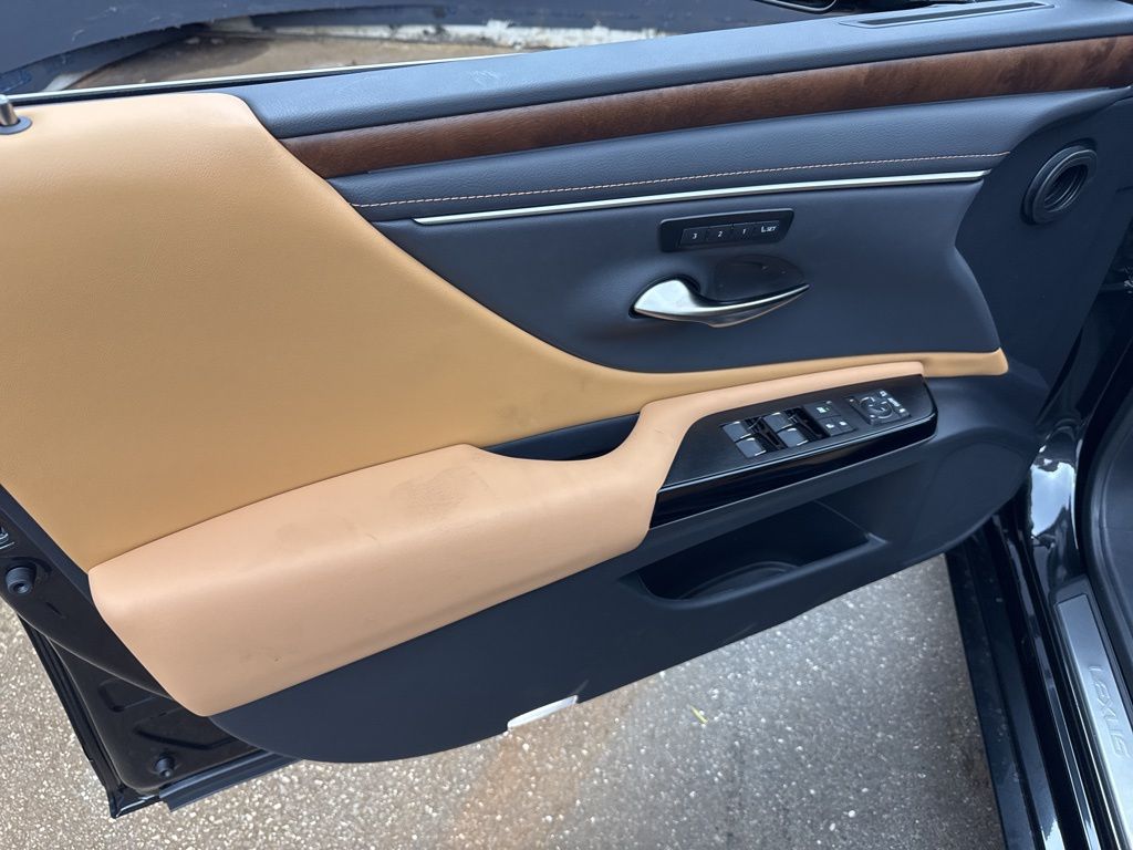 2025 Lexus ES 350 photo 9