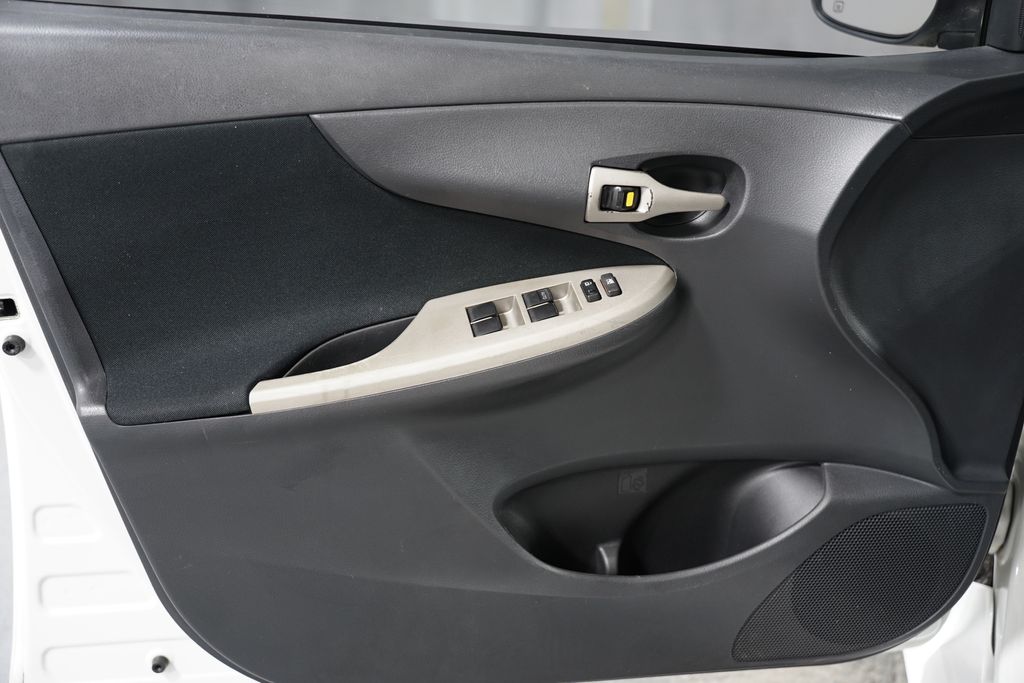 2012 Toyota Corolla LE 24
