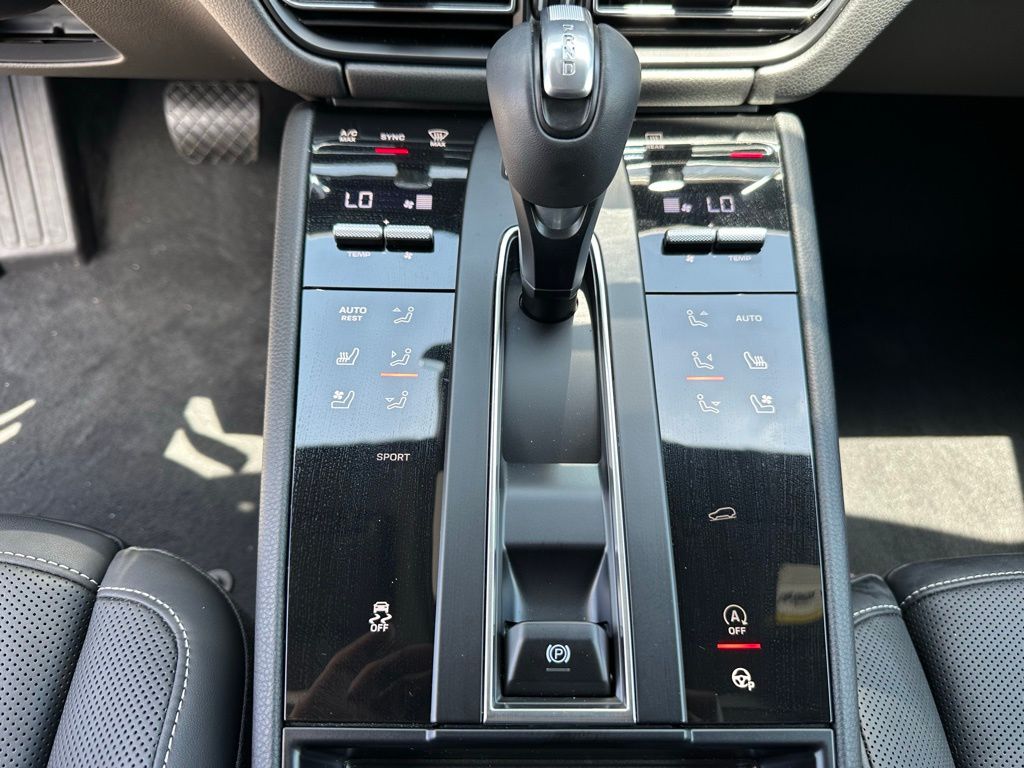 2025 Porsche Macan  20