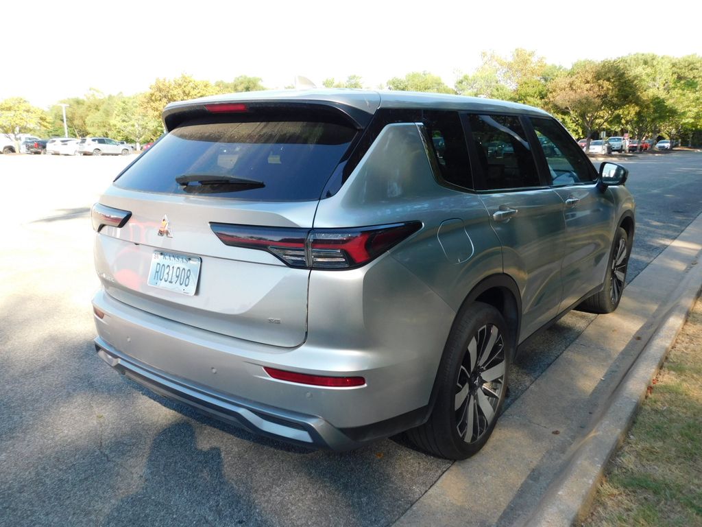 Thumbnail: 2025 Mitsubishi Outlander - 4
