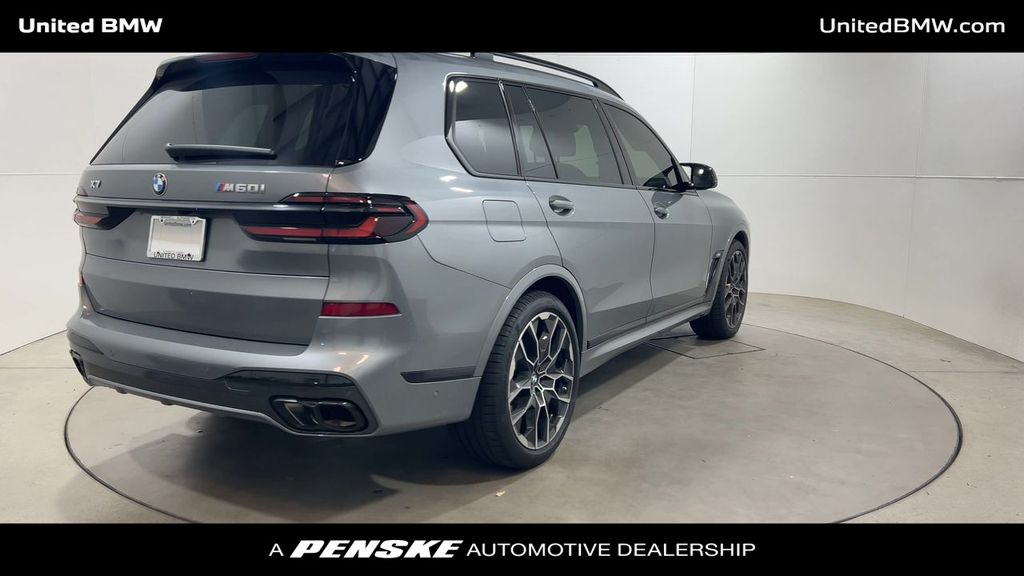 2025 BMW X7 M60i 8