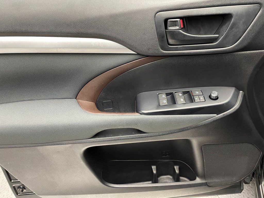 Thumbnail: 2019 Toyota Highlander - 9