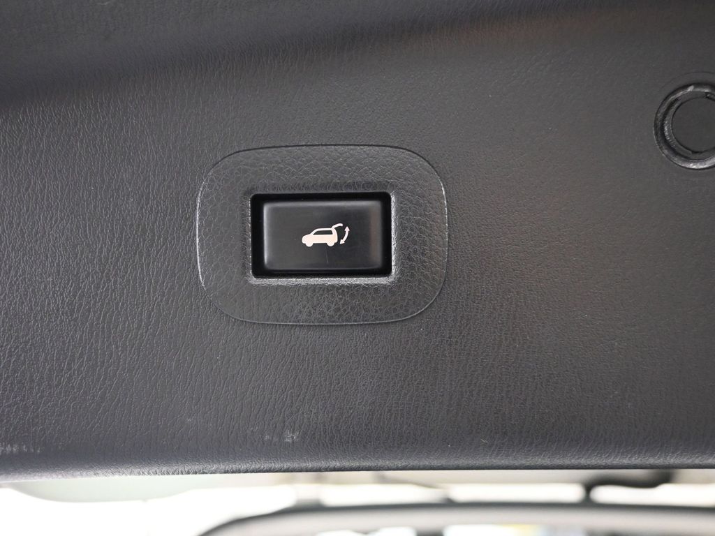 Used 2017 White Nissan SL image 11