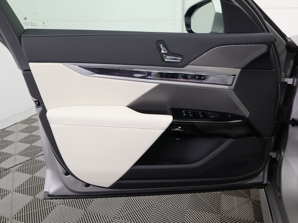 Thumbnail: 2026 BMW i7 - 25