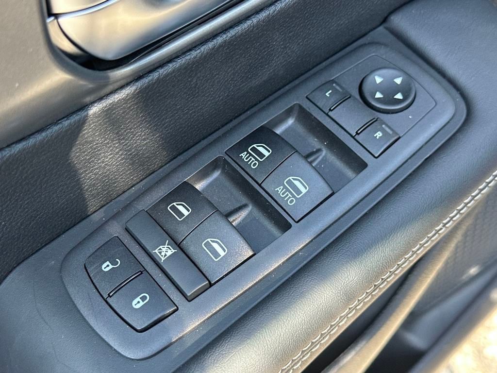 2025 Chrysler Voyager LX photo 11