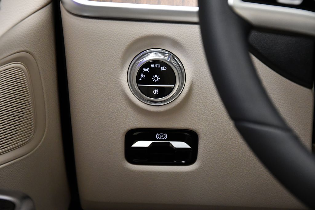 Thumbnail: 2025 Mercedes-Benz C-Class - 21