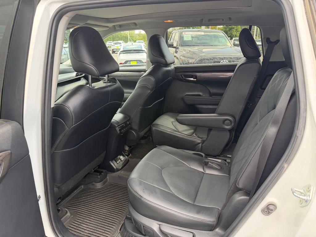 Used 2024 Toyota Highlander Hybrid SUV