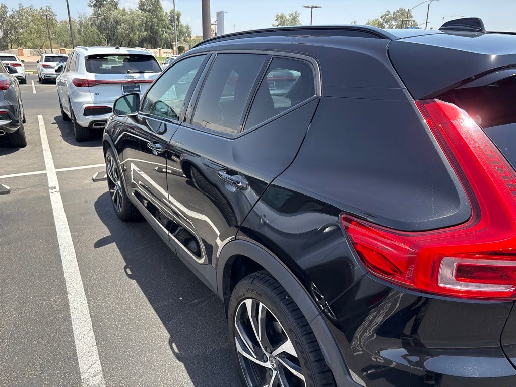 Thumbnail: 2021 Volvo XC40 - 2