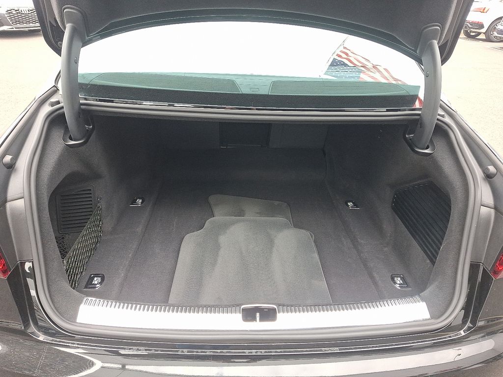 Thumbnail: 2022 Audi S8 - 28