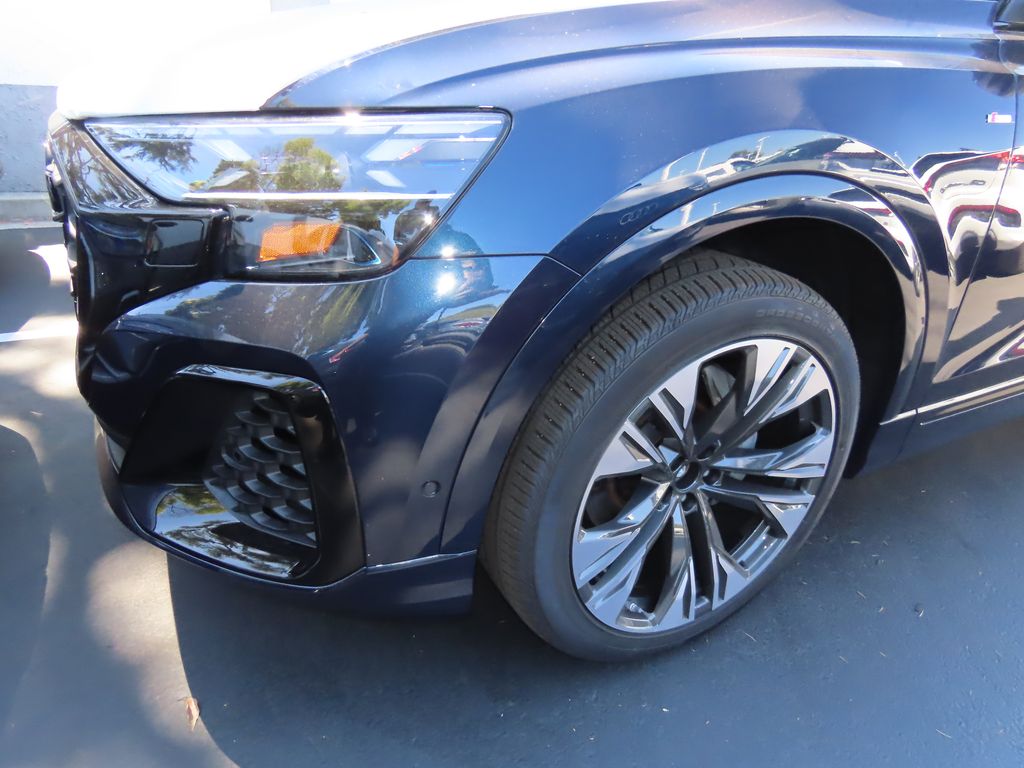 Thumbnail: 2025 Audi Q8 - 2
